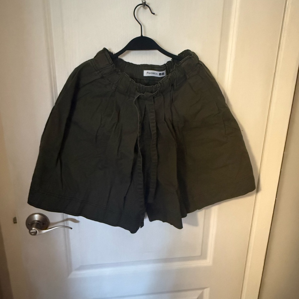 Uniqlo Green Cargo Shorts Functional and Trendy